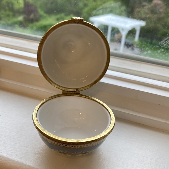 Porcelain trinket box - Picture 2 of 4